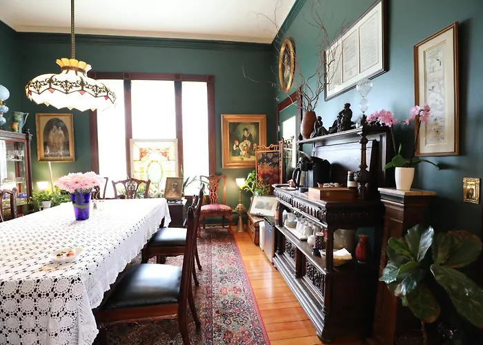 Adams Pragge House - Victorian Bed & Breakfast
