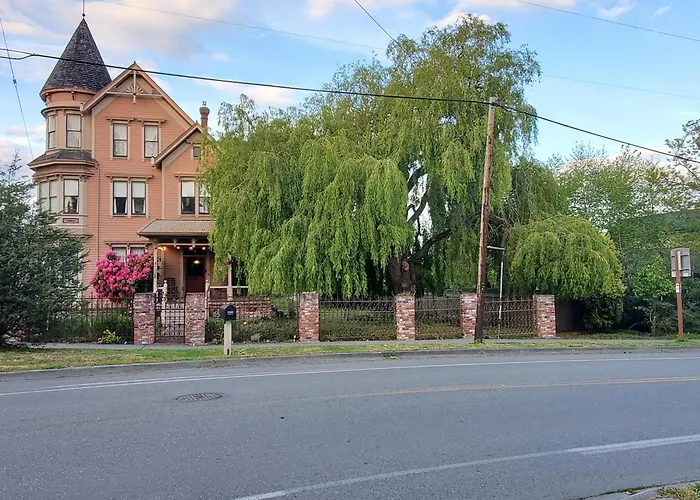 Adams Pragge House - Victorian Bed & Breakfast